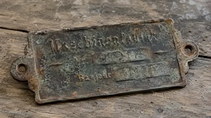 Geprägtes altes Metallschild